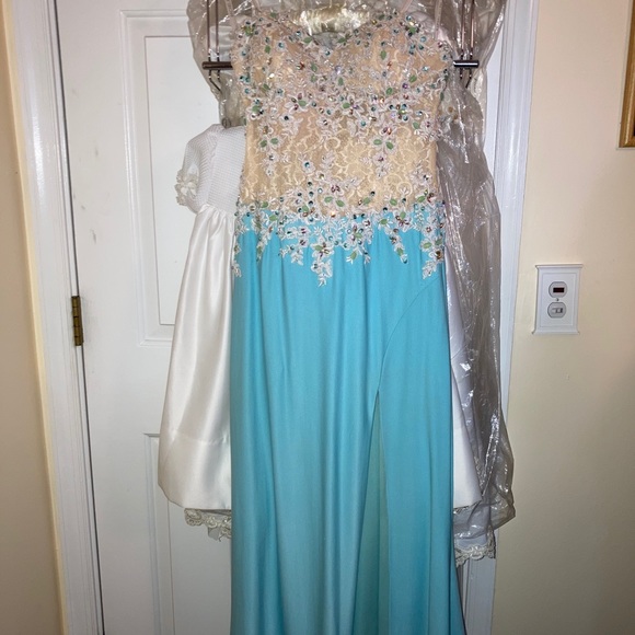 Gown - Picture 3 of 5